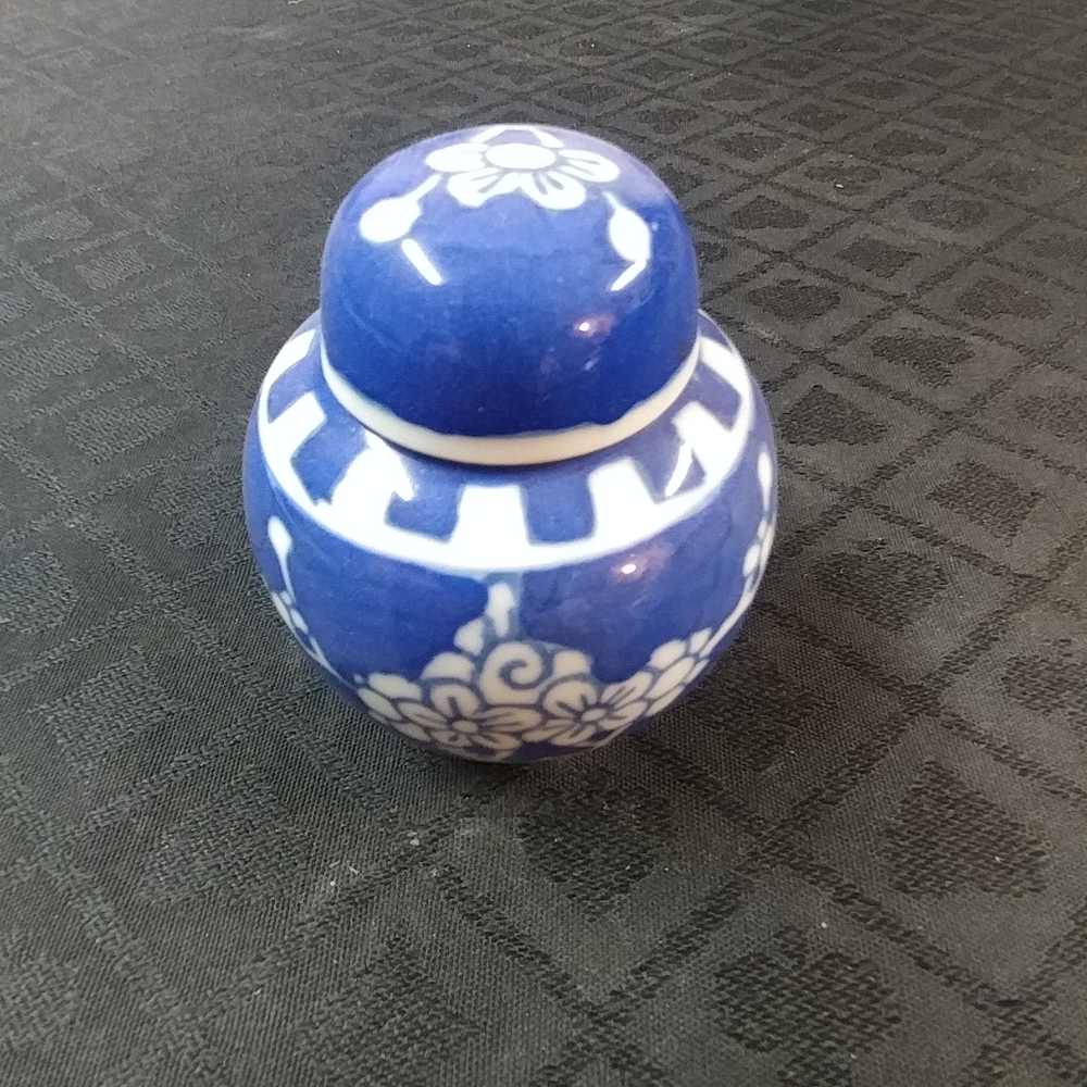 Chinese Chinoiserie Ginger Jar with Lid